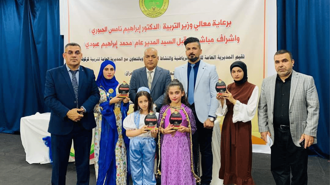 وێنەیەکی براوەکان لەگەڵ مامۆستایەکانیان.
فۆتۆ:964