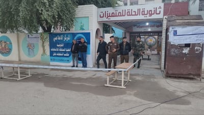صور من الحلة: مراكز الاقتراع شبه خالية والمفوضية تدعو إلى استلام البطاقات