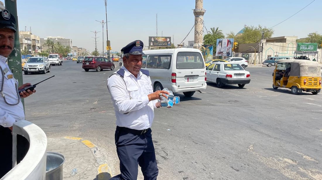 صور من مدينة الصدر: رجال المرور تفرغوا لسقي العطاشى في تقاطع الحمام