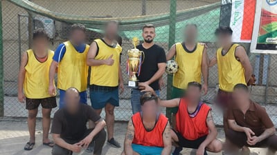 مباراة حماسية في سجن البصرة.. النزلاء يتنافسون على كأس كرة القدم
