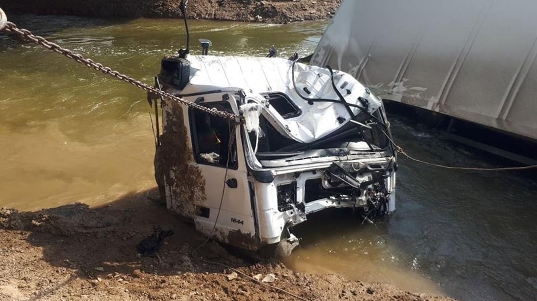 ضباب الناصرية يهوي بشاحنة في “المالح” وانتشال جثة سائقها (صور)