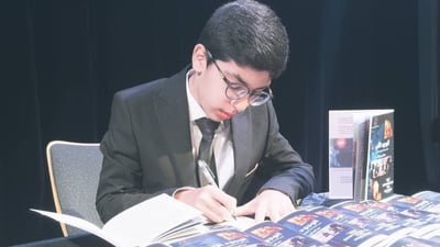 على متن سفينة الكتب.. طالب موهوب يوقع مجموعة قصصية عن الذكاء الصناعي