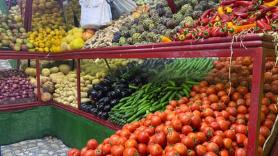 الباذنجان يحيّر الكرّادة والمنصور بأعلى الأثمان في سوق الخضار (صور)