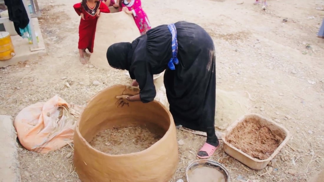 صور من ورشة أم أحمد.. فخامة صناعة التنور الطيني في صلاح الدين
