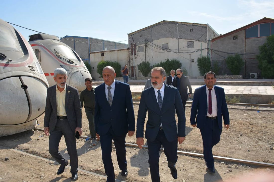 صور: مدير السكك التركي يتجول بين قطارات البصرة