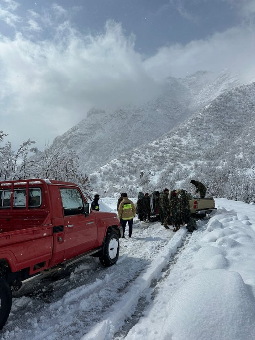 چەند پێشمەرگەیەک و ژمارەیەک هاوڵاتی لەناو بەفر رزگار کران