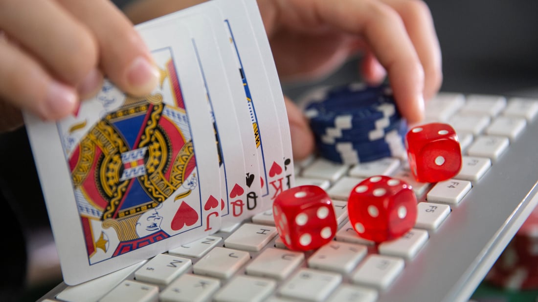 دربندخان: قمار عبر الموبايلات في صالة بليارد.. رهانات مالية تسببت بإغلاقها