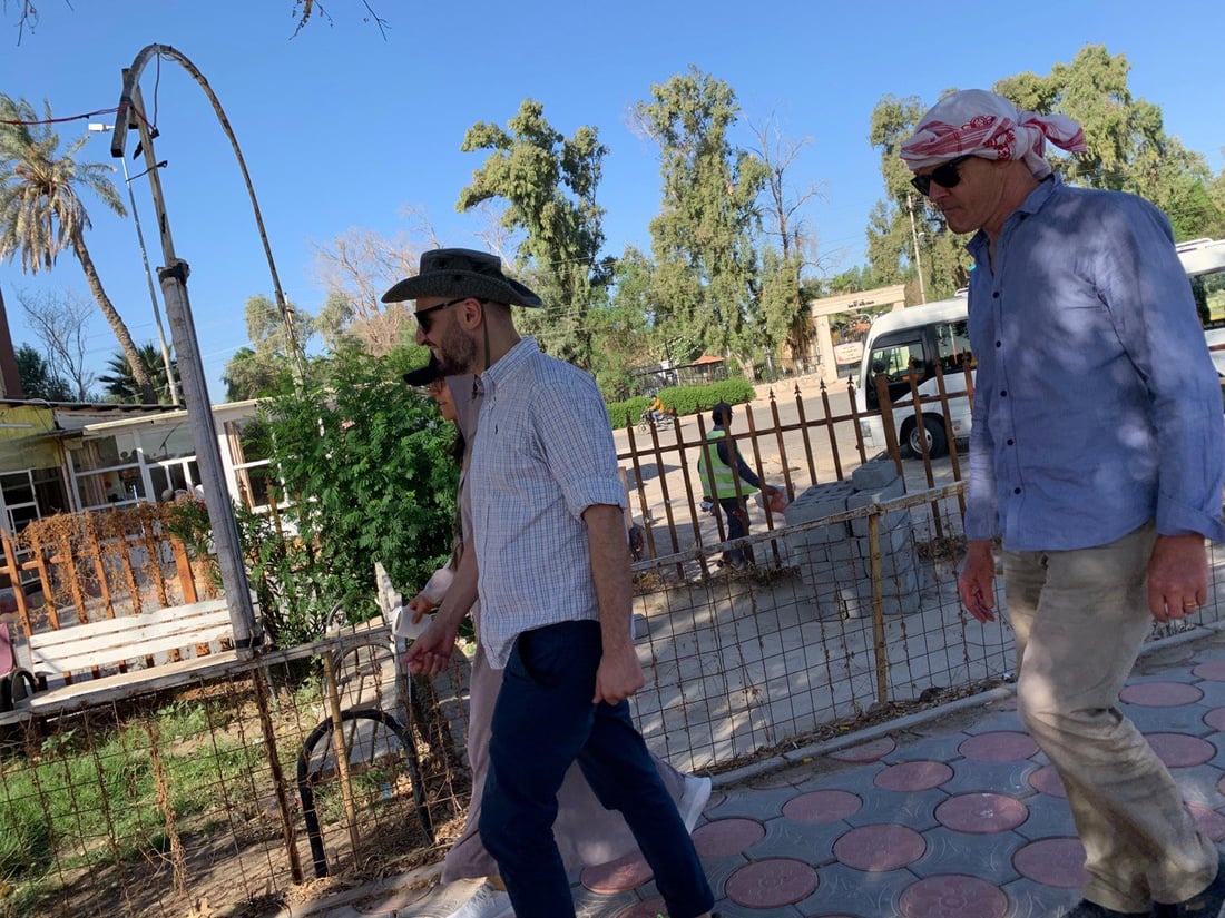 صور: إيطاليات في البصرة وبلغاريات يتأملن شجرة آدم.. انتهى الحر