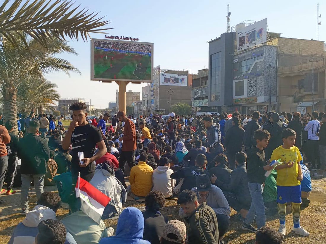 جماهير كربلاء تشاهد مباراة العراق وفيتنام عبر الشاشات العملاقة في حي رمضان (صور)