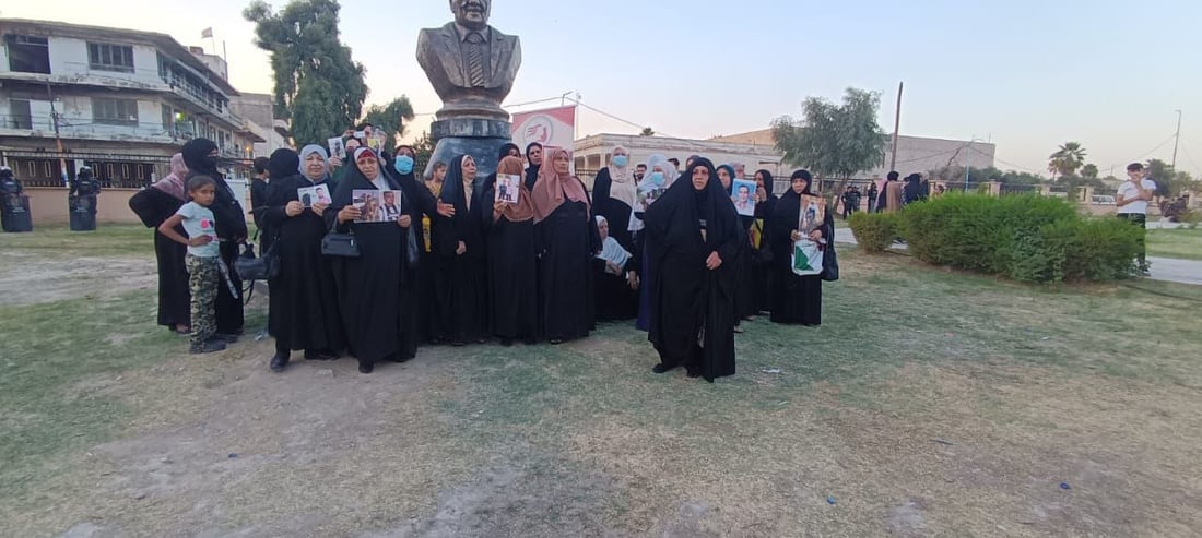 ما ننساهم شوكت ترجعوهم.. موصليات بثياب سوداء يبحثن عن أبناء اعتقلوا ولم يعودوا (صور)