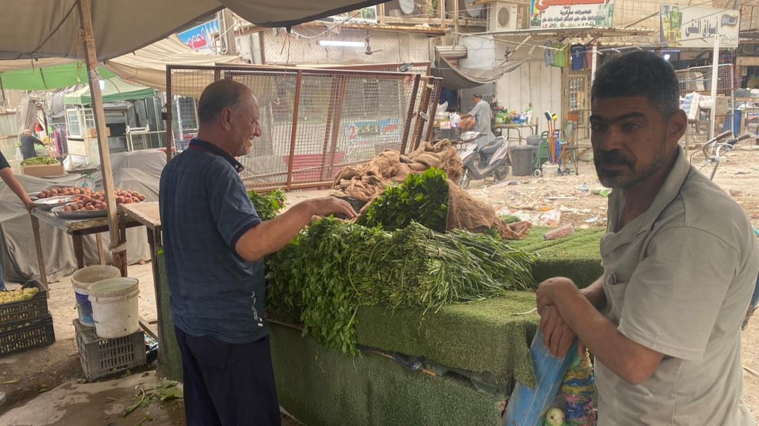 حي العامل: باعة سوق 84 يتعهدون بتنظيف الشارع الجديد مقابل عودتهم إلى “البسطات”