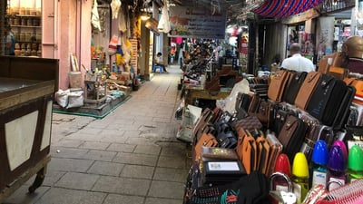 السيدات لا يدخلن “الإستربادي”.. كرفان التفتيش مغلق والتجار لا يبيعون شيئاً (صور)