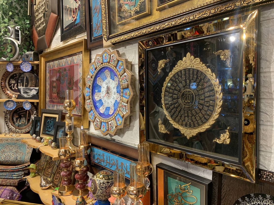 منمنمات وجلسات عربية.. “فيروزيات” تكسر رتابة سوق الكوت بالأنتيك اليدوي (صور)
