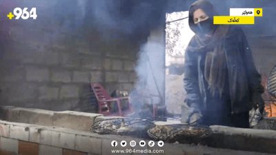 خێزانێک خەریکی ماسی برژاو فرۆشتنن