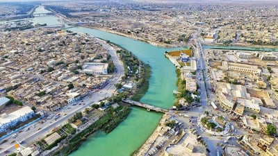 “قتل ابنته طعناً وأصاب زوجته”.. شرطة ميسان تقتاد المتهم إلى مركز الاحتجاز