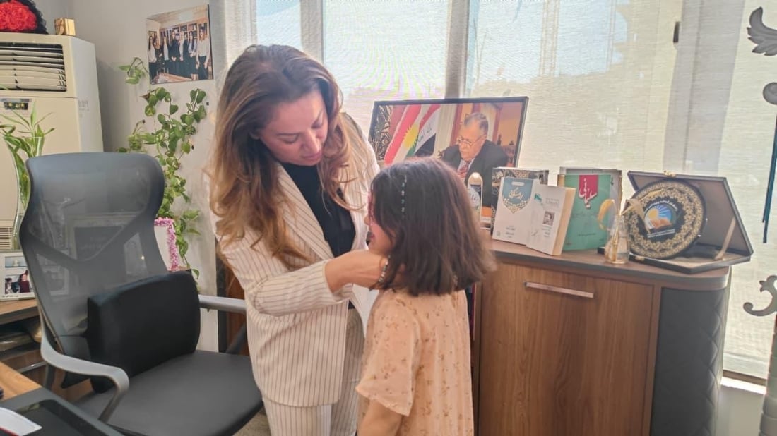 قوتابییە بریندارەکەی کونەماسی بە گوڵ سوپاسی پەروەردەی رۆژئاوا دەکات