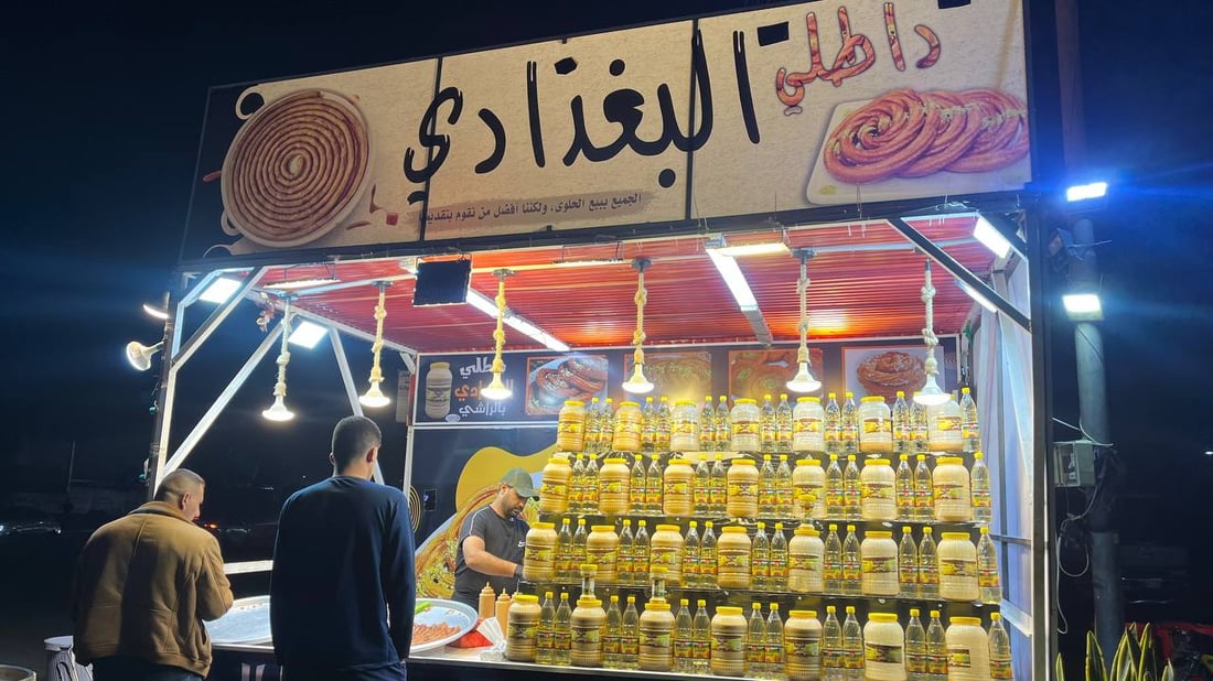 صور: بائع بغدادي “مرتبك” مع لهجات البصرة.. “رهش وعرموط” عند كشك الداطلي والراشي