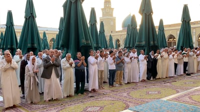 فيديو: مقلدو السيستاني والصدر صلوا العيد تباعاً في مسجد الكوفة