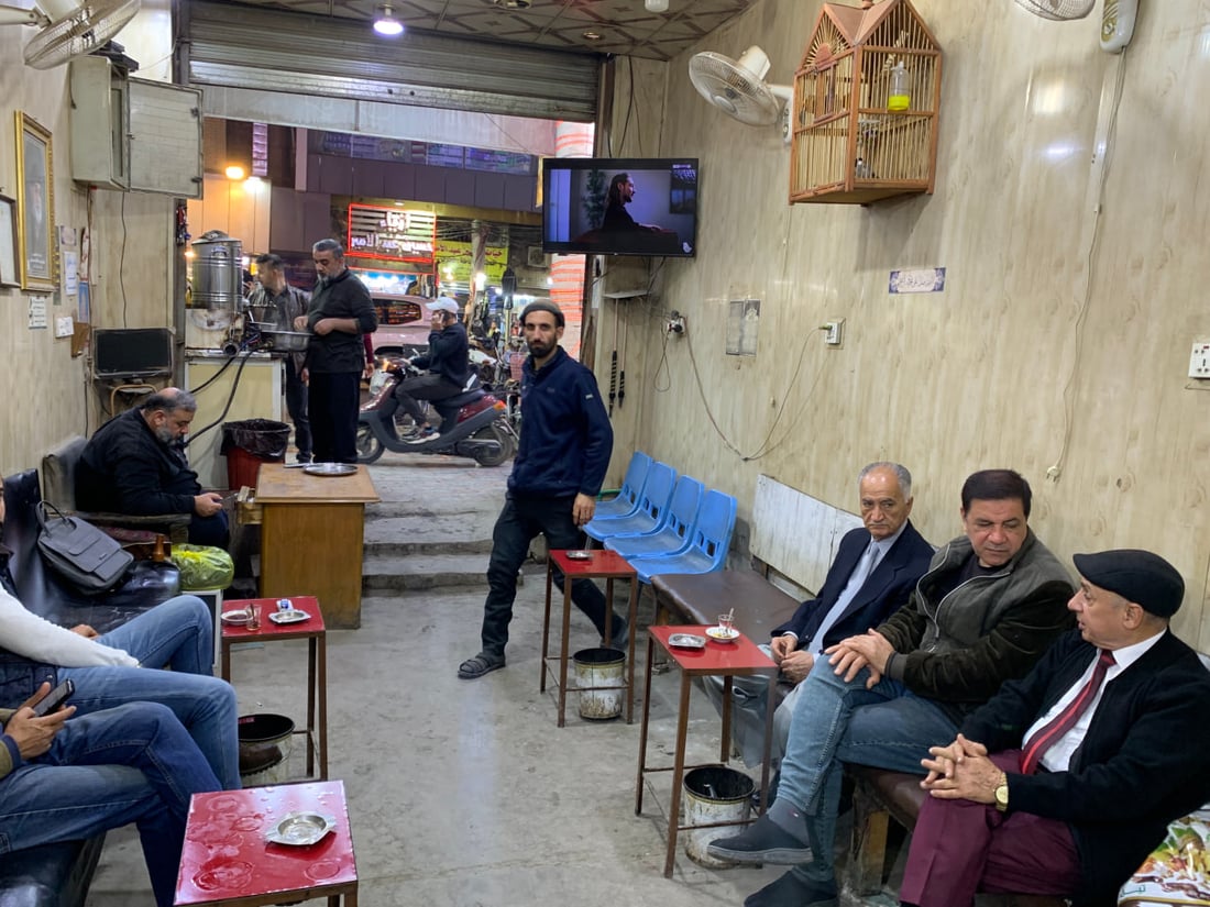 سطور من حياة عميد الزورائيين الراحل في كربلاء وصور من المقهى الشهير في العباسية