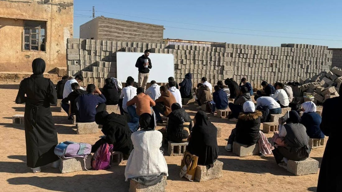 صور صادمة من مدرسة في مندلي.. مقاعد الطلبة “بلوك” وسقفهم السماء