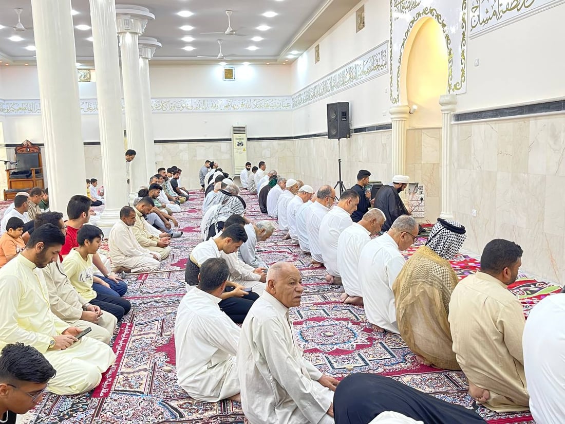 أول صلاة عيد بعد ترميم مسجد القرنة.. الإمام دعا إلى “التمسك بالمرجعية” (صور)