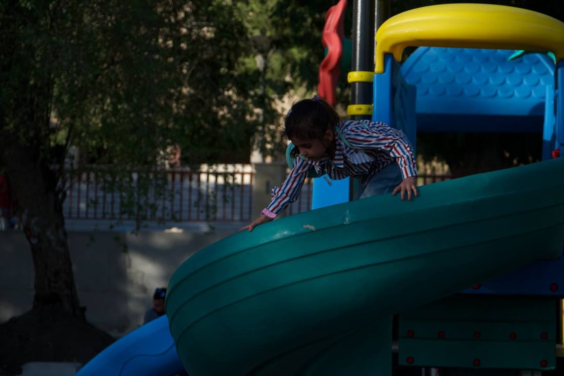 حية ودرج ومنضدة وريشة.. صور من كورنيش أبو نؤاس مع اكتمال الجزء الثاني “الأحلى”