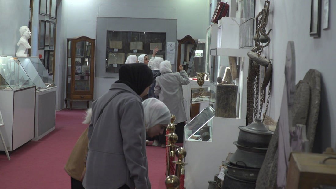 على أرض المتصرفية.. متحف الحلة يروي للطالبات تاريخ البصير وطه باقر (صور)