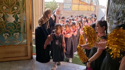 المثنى تكسر الحاجز النفسي للتلاميذ بالكيك والهدايا مع بدء العام الدراسي