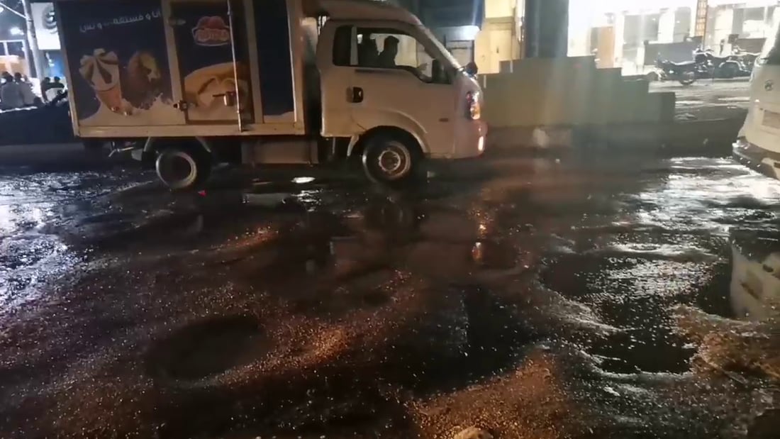 بعقوبة: كلما سحبنا المياه من تقاطع الوثبة عادت خلال ساعات (صور)