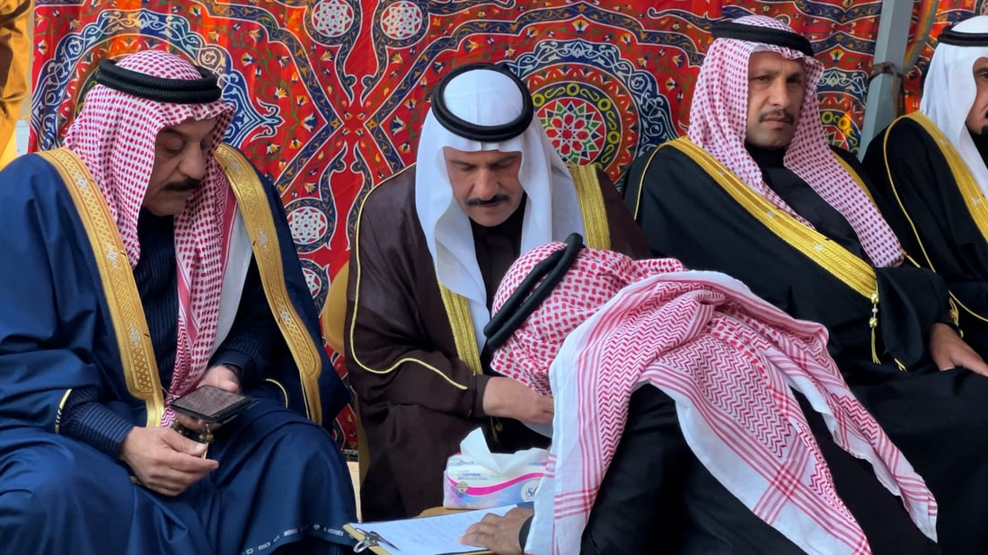 شاهد: أنباري يتنازل عن دية ابنه لوجه الله وإكراماً للضيوف ويدعو إلى إلغاء الفصول