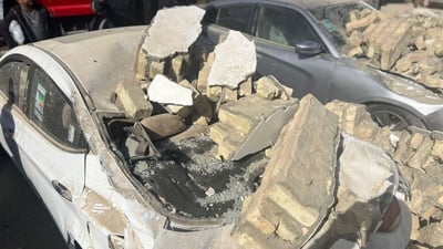 صور: تضرر 6 عجلات بانهيار مبنى قديم في السماوة