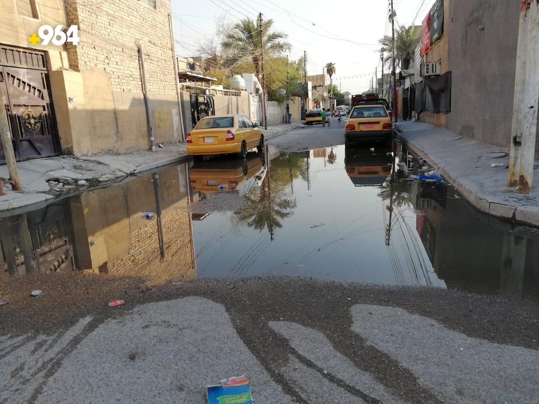 صور: “شهداء العبيدي” غارقة شتاءً وصيفاً.. أغطية المجاري تسرق والقمامة ترمى فيها