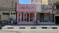 باب لونه وردي يكسر رتابة الناصرية وفي الداخل سارة مع كل...