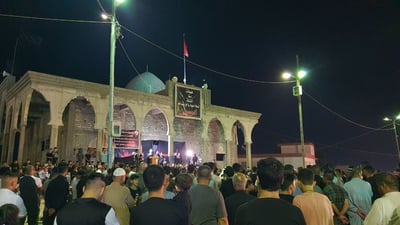 مشاهد من تلعفر: حشود المعزين يستبدلون راية محرم عند مرقد الإمام سعد