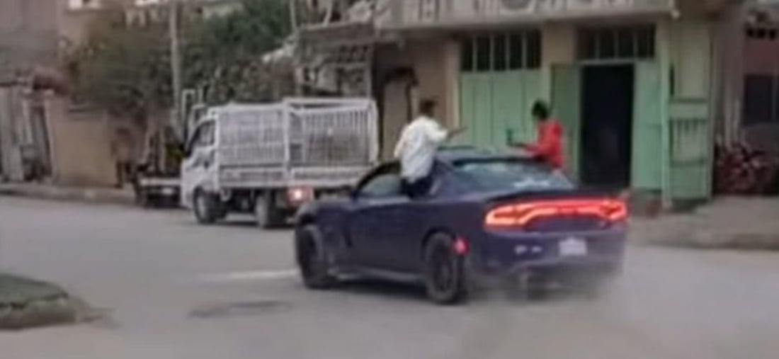 خلال زفة عرس.. مرور هيت يحتجز سائق “تشارجر” كان يقود بتهور