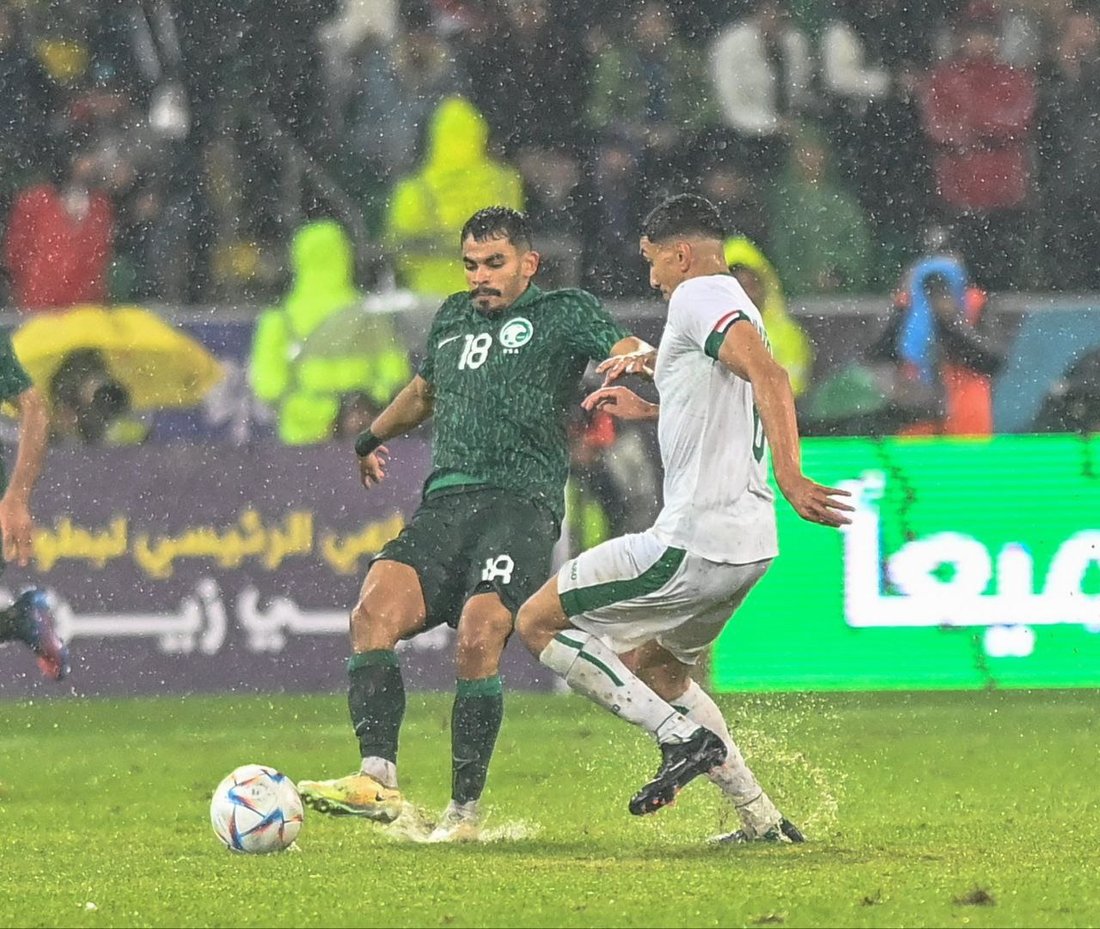انتهاء الشوط الأول بتقدم العراق على السعودية في البصرة تحت وابل المطر