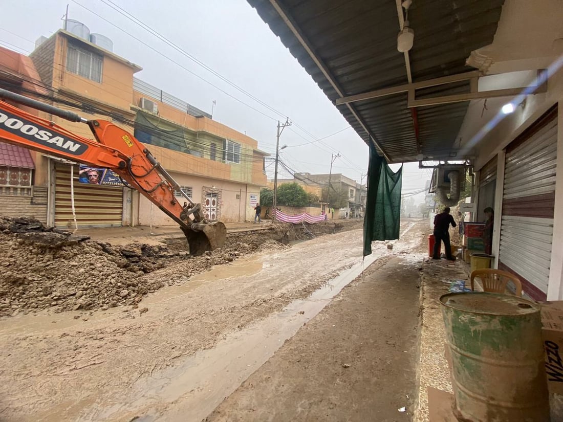 سكان حي “العكيدات” يلوّحون للمحافظ في “عطلة الخدمات”: نحن هنا!