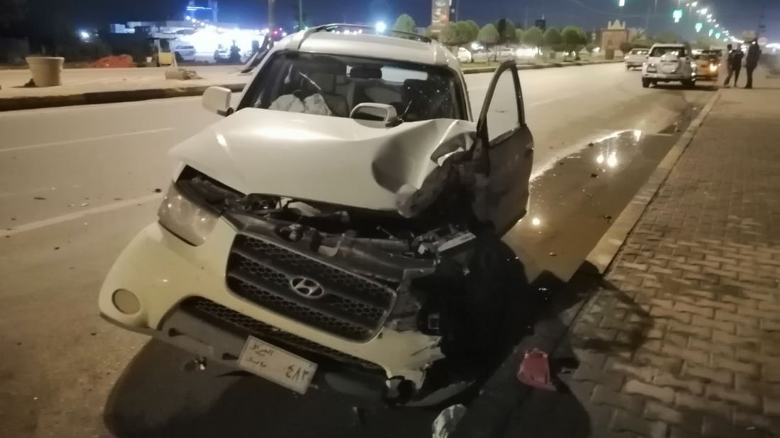 سائق اصيب بجروح بليغة وآخر في السجن.. “لوري” يفقد تركيزه ويصطدم بـ”سنتافي” (صور)