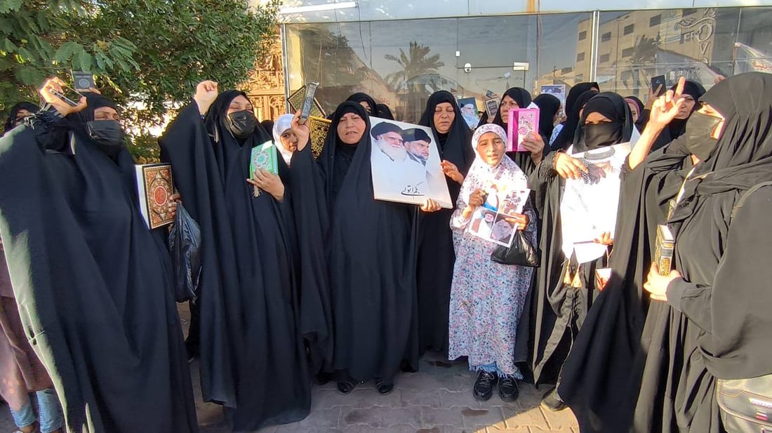 صور: حشود كبيرة وسط البصرة تندد بحرق المصحف وتطالب بطرد “العمالة” السويدية