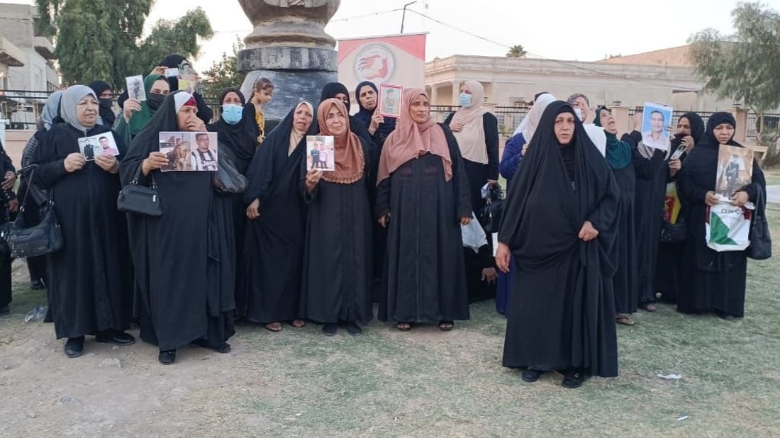 ما ننساهم شوكت ترجعوهم.. موصليات بثياب سوداء يبحثن عن أبناء اعتقلوا ولم يعودوا (صور)