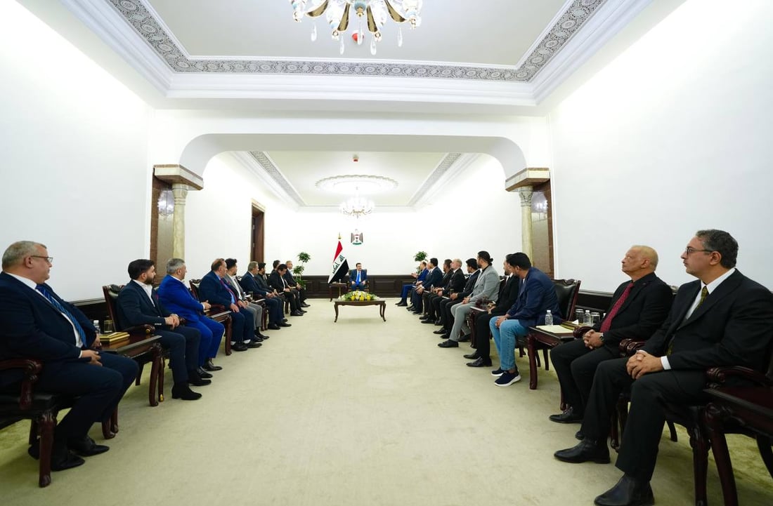 مهند محسن ومحمد عبدالجبار وعدد من الفنانين في مكتب السوداني