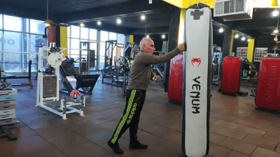 فيديو: “العم هادي”.. ثمانيني يمارس الرياضة في صالات جمجمال