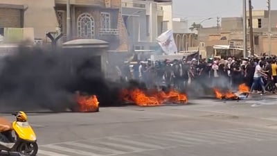 شاهد: فرق الإطفاء أخمدت النيران.. تظاهرة غاضبة للخريجين وأبناء الصحوات