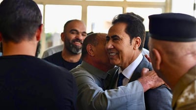 أبناء الموصل يعوضون أصحاب الشاحنات المتضررة في حريق تقاطع المعارض