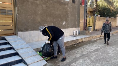 والراتب طبقة بيض.. عامل النظافة من “الغبشة” إلى المساء بلا توقف!