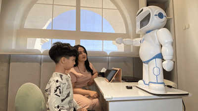 رۆبۆتێک ناوی دارۆیە و بووە بە راهێنەری منداڵانی ئۆتیزم