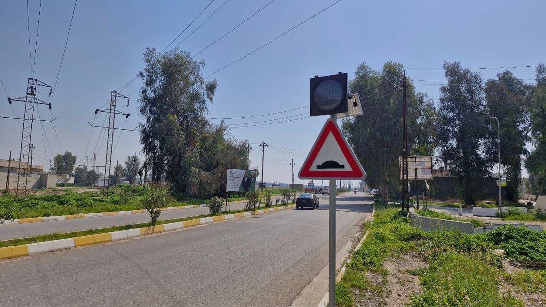 لا تسرع أمام محطة كهرباء الدبس.. الدائرة نصبت المطبات والبلدية تعاونت (صور)