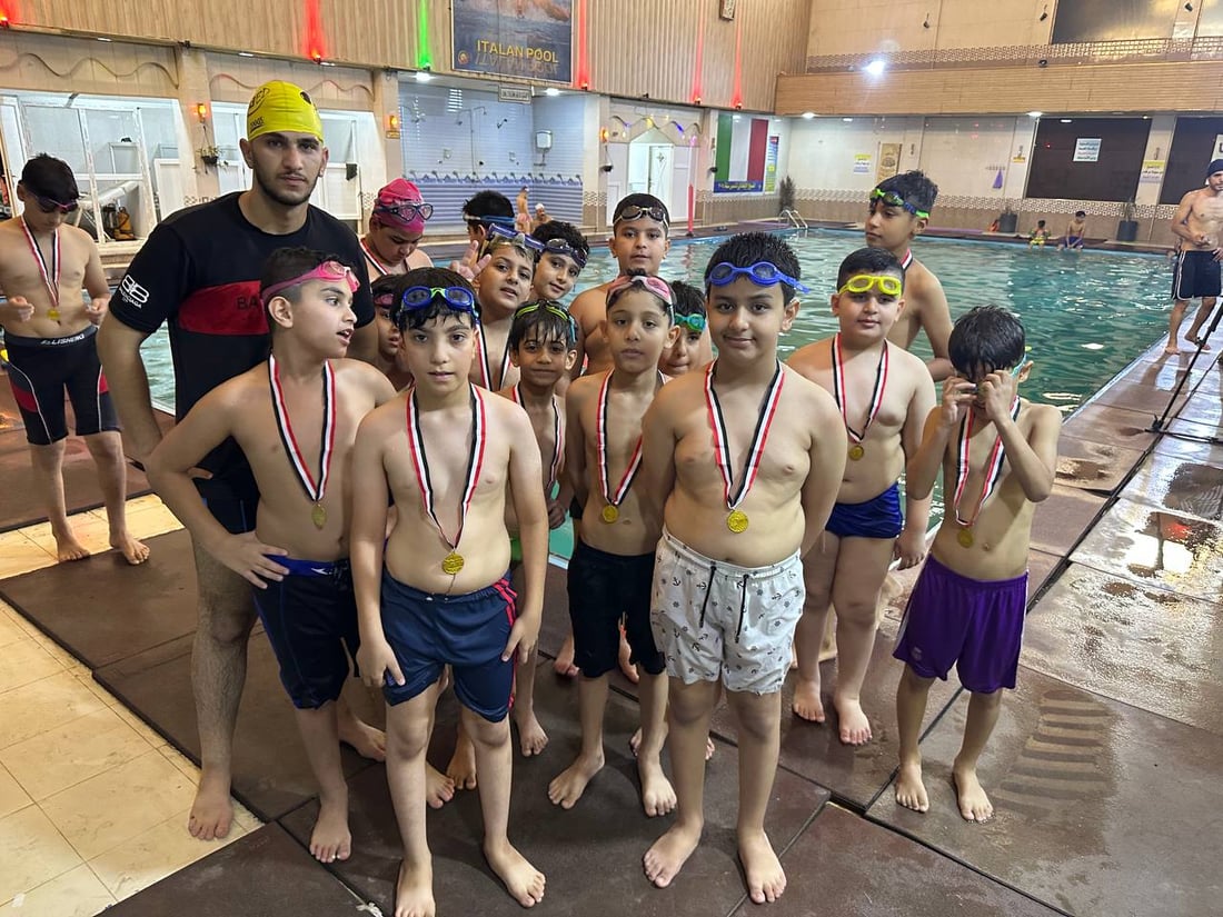 صور: 50 من أطفال الديوانية يحتفلون بإتقانهم السباحة.. “دولفين وكرول” وحركات أخرى