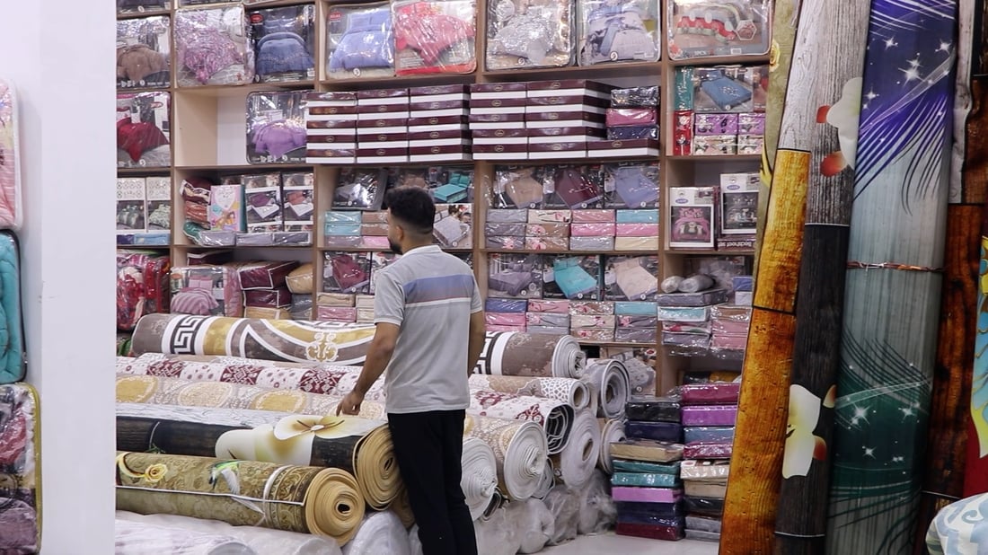 10 موديلات هذا العام والبيع بـ “الشانة”.. صور من سوق المفروشات في الكوت