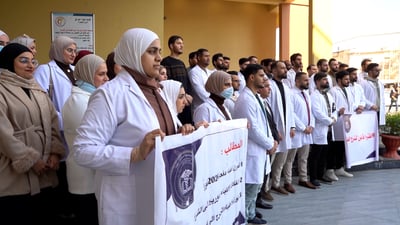 أطباء البصرة يحتجون أمام نقابتهم بسبب تأخير التعيينات